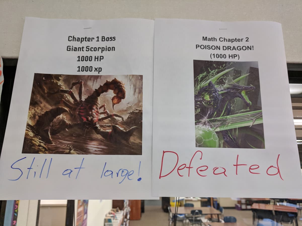 교실에 있는 수학 챕터 보스들의 수배 포스터